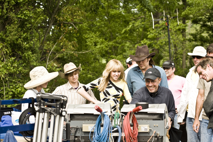 Still of Billy Ray Cyrus, Peter Chelsom, Tricia Ronten, Miley Cyrus and Jason Earles in Hana Montana: filmas (2009)
