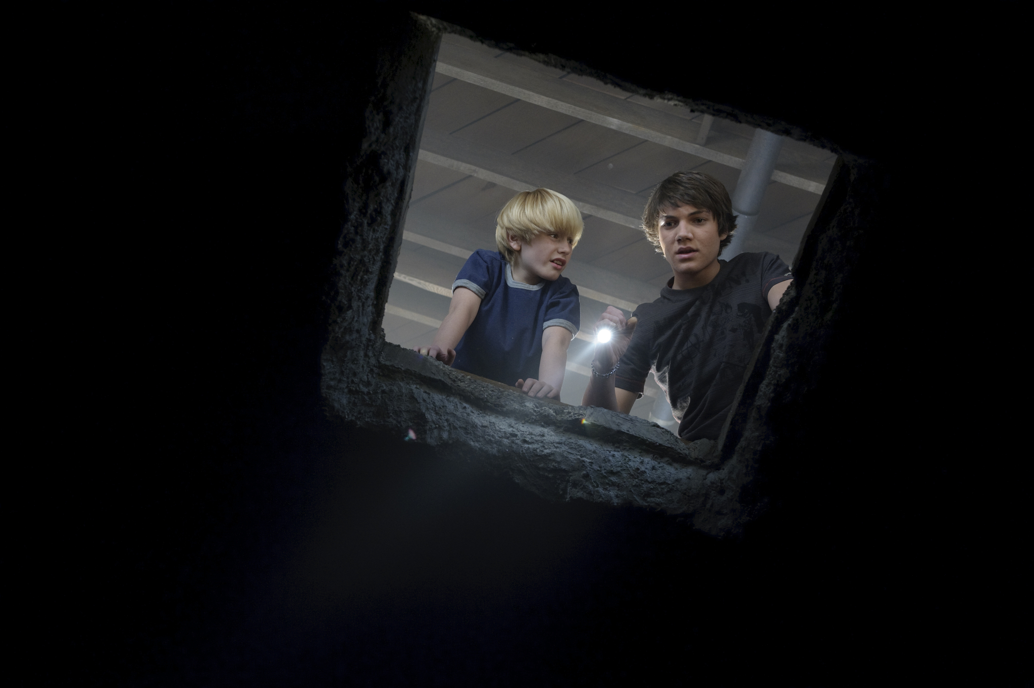 Still of Chris Massoglia and Nathan Gamble in The Hole (2009)