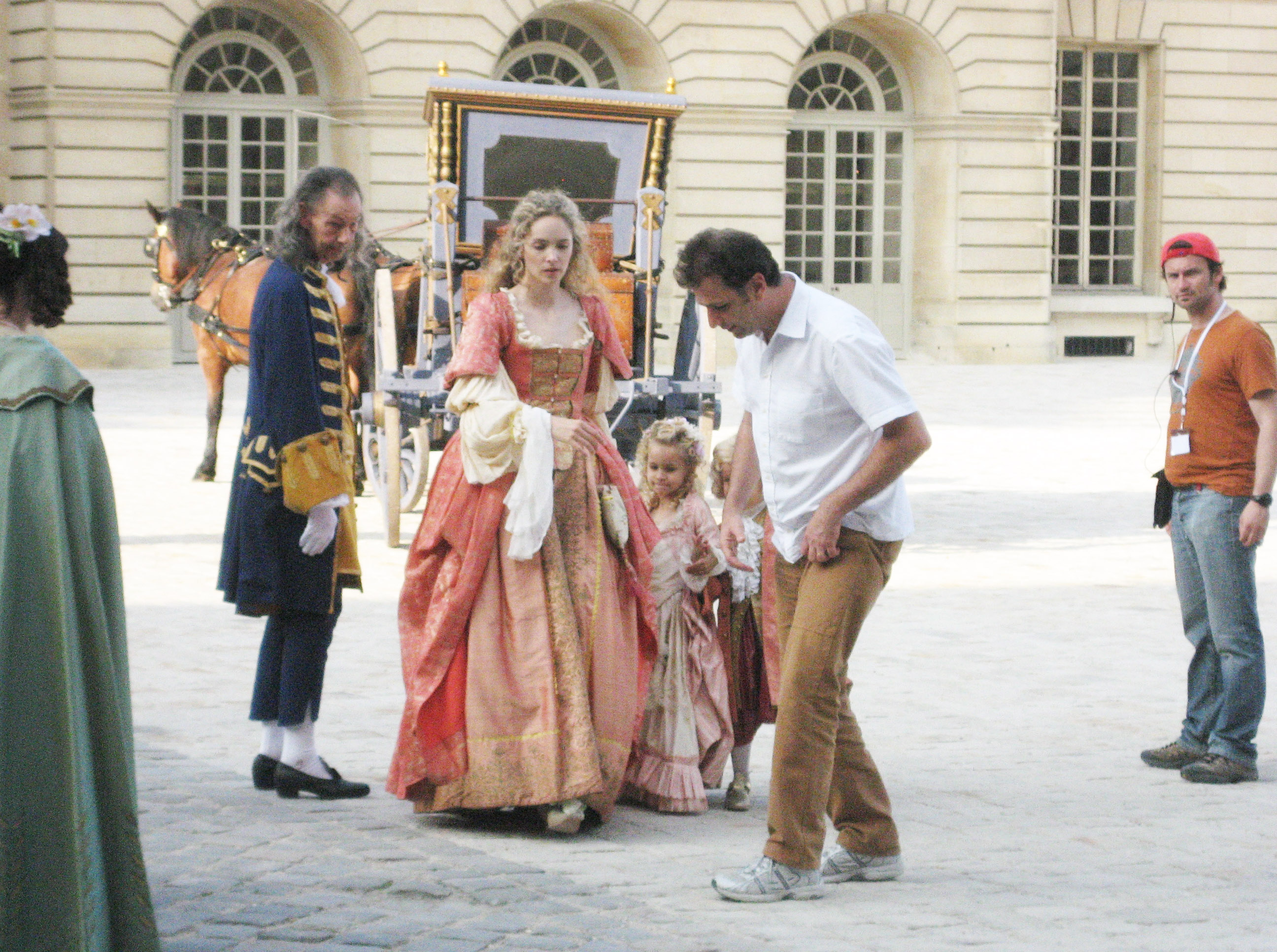 Still of Thierry Binisti and Laura Weissbecker in Versailles