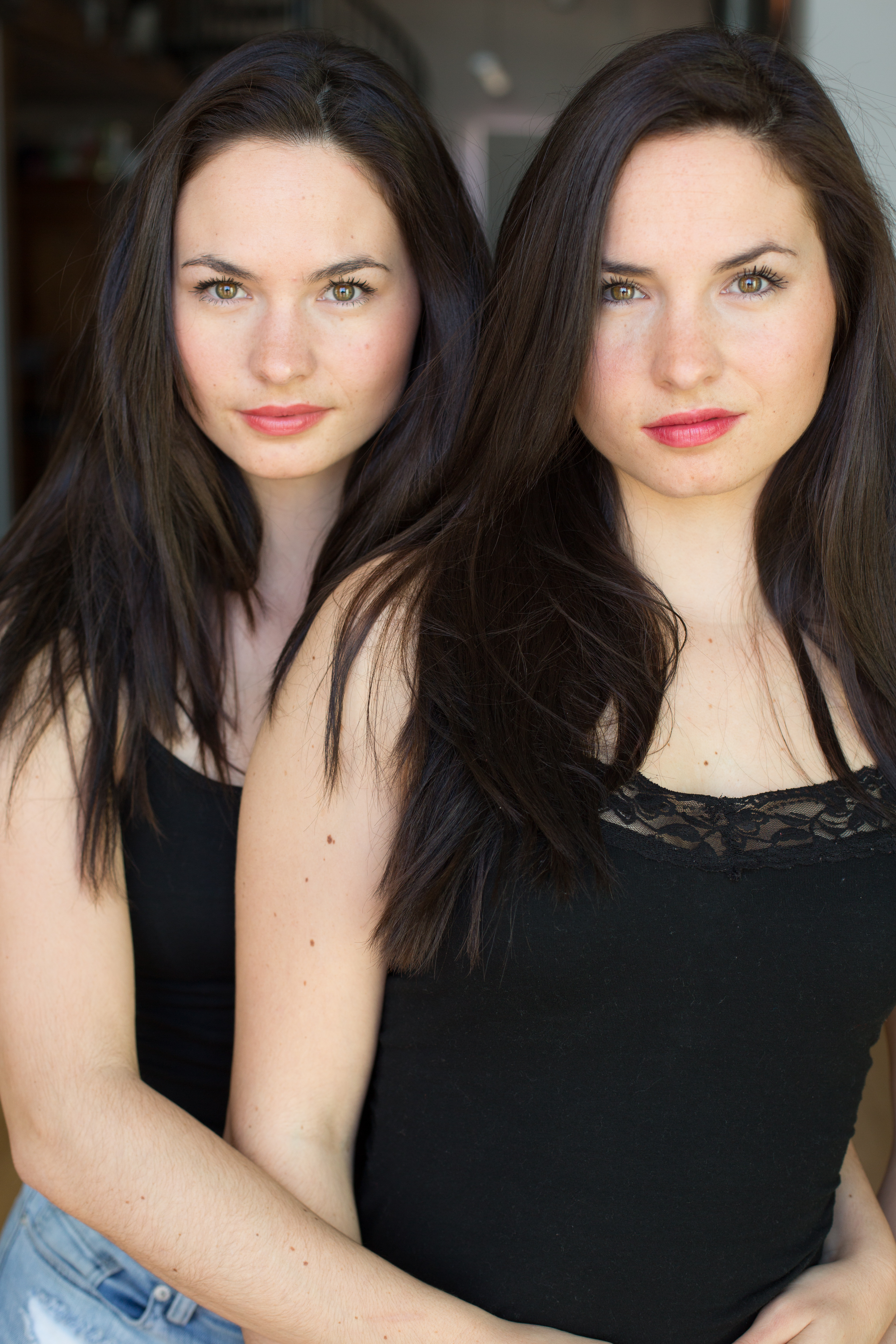 Identical twins, Sarah and Laura Bellini