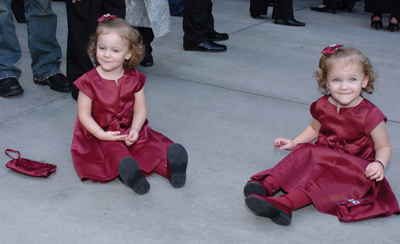 Shelby Hoffman and Kara Hoffman at event of Neitiketinos Lemoni Sniketo istorijos (2004)