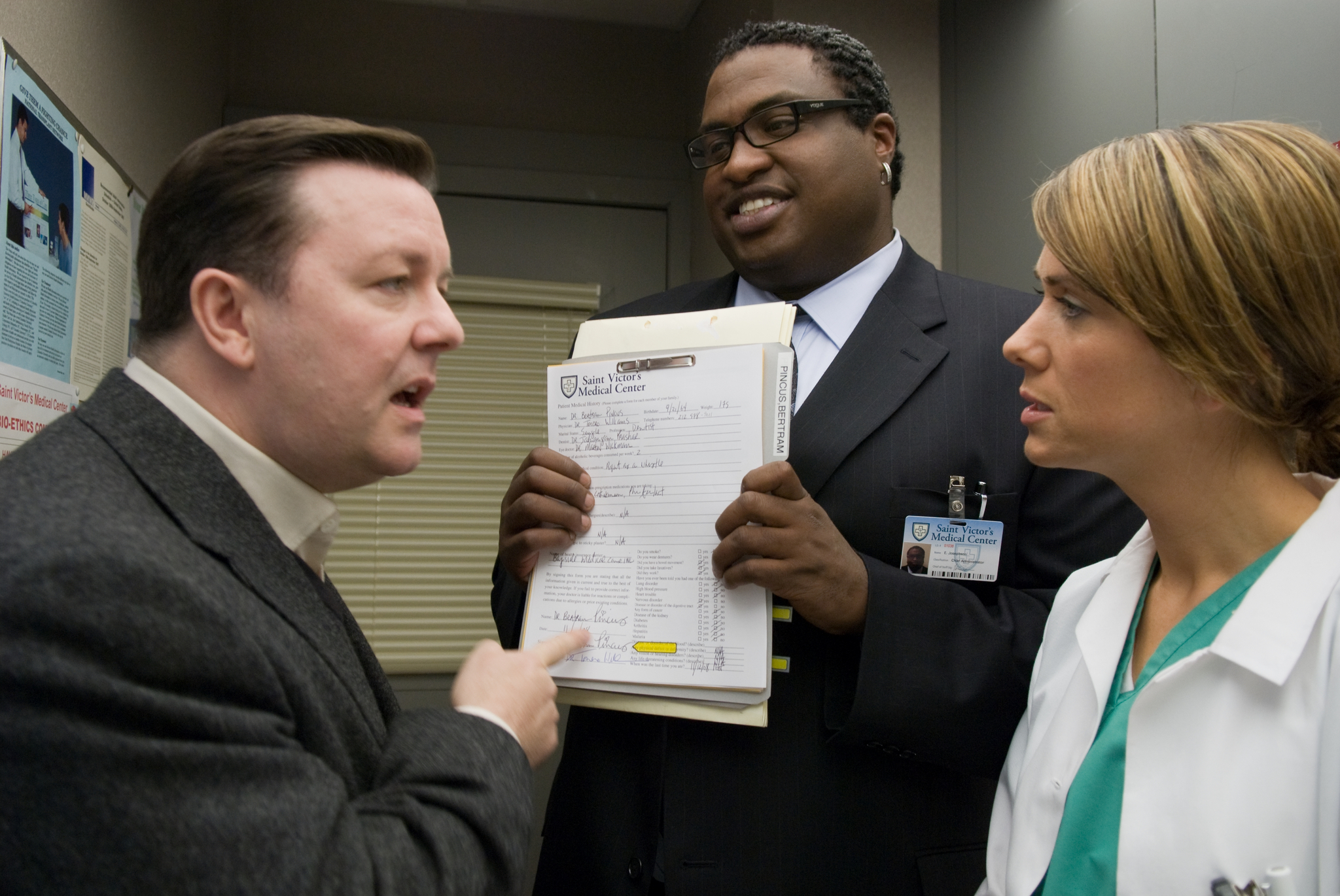 Still of Ricky Gervais, Kristen Wiig and Michael-Leon Wooley in Ghost Town (2008)