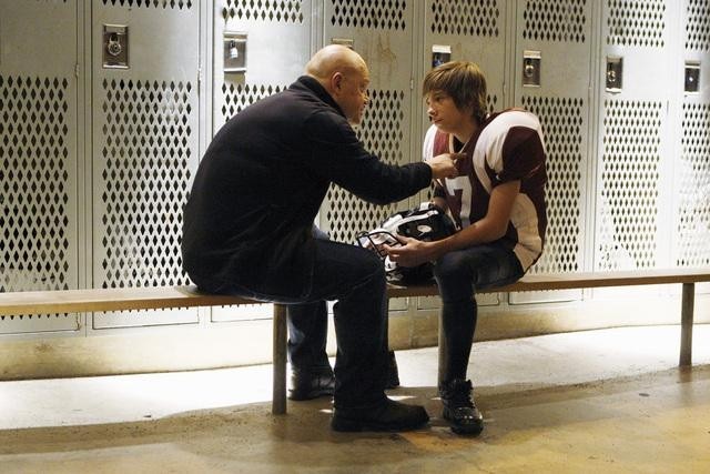 Still of Michael Chiklis and Jimmy Bennett in No Ordinary Family (2010)