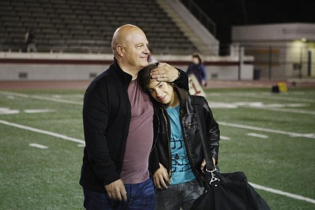 Still of Michael Chiklis and Jimmy Bennett in No Ordinary Family (2010)