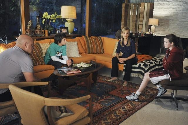 Still of Julie Benz, Michael Chiklis, Kay Panabaker and Jimmy Bennett in No Ordinary Family (2010)
