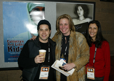 Geralyn White Dreyfous, Zana Briski and Ross Kauffman at event of Born Into Brothels: Calcutta's Red Light Kids (2004)