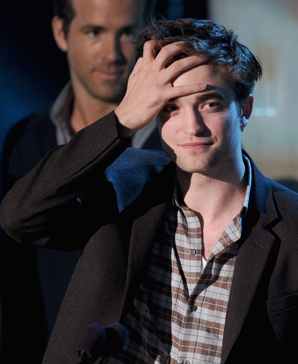 Ryan Reynolds and Robert Pattinson at event of 2011 MTV Movie Awards (2011)