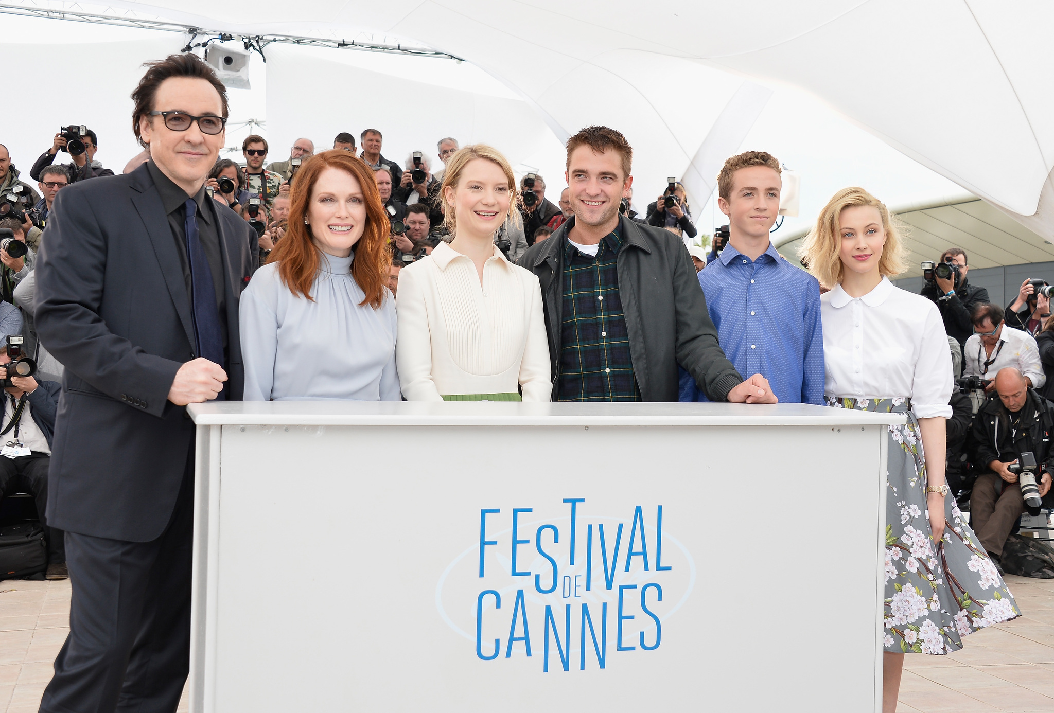 John Cusack, Julianne Moore, Sarah Gadon, Robert Pattinson, Mia Wasikowska and Evan Bird at event of Maps to the Stars (2014)
