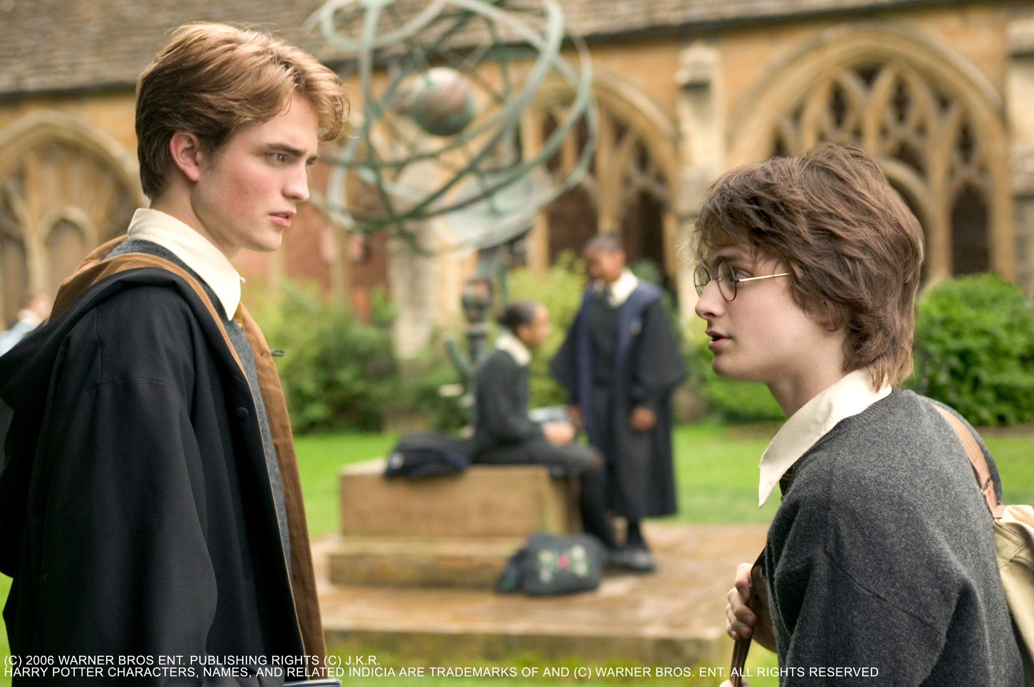 Still of Daniel Radcliffe and Robert Pattinson in Haris Poteris ir ugnies taure (2005)