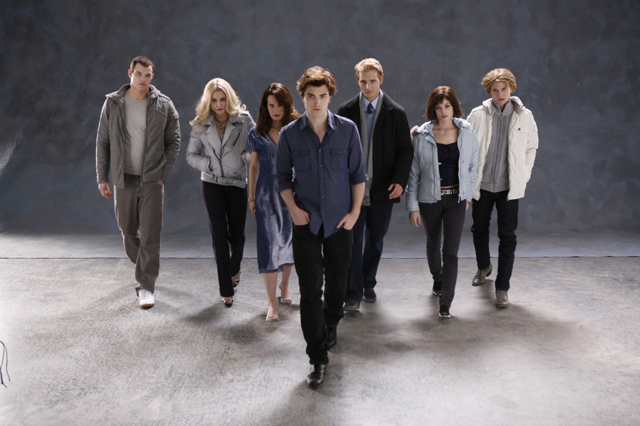 Still of Peter Facinelli, Elizabeth Reaser, Nikki Reed, Robert Pattinson, Kellan Lutz, Jackson Rathbone and Ashley Greene in Twilight (2008)