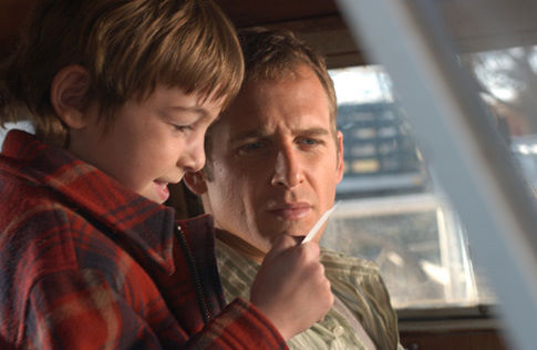 Still of Josh Lucas and Jonah Bobo in Around the Bend (2004)