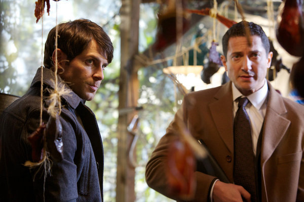 Still of David Giuntoli and Sasha Roiz in Grimm (2011)