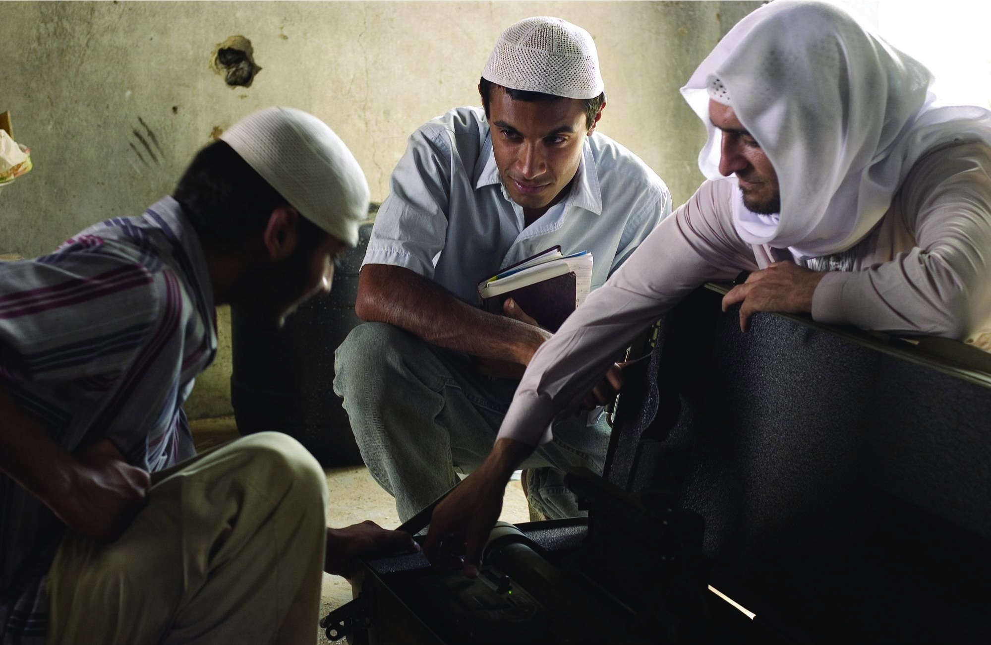 Still of Amr Waked, Sonnell Dadral and Mazhar Munir in Syriana (2005)