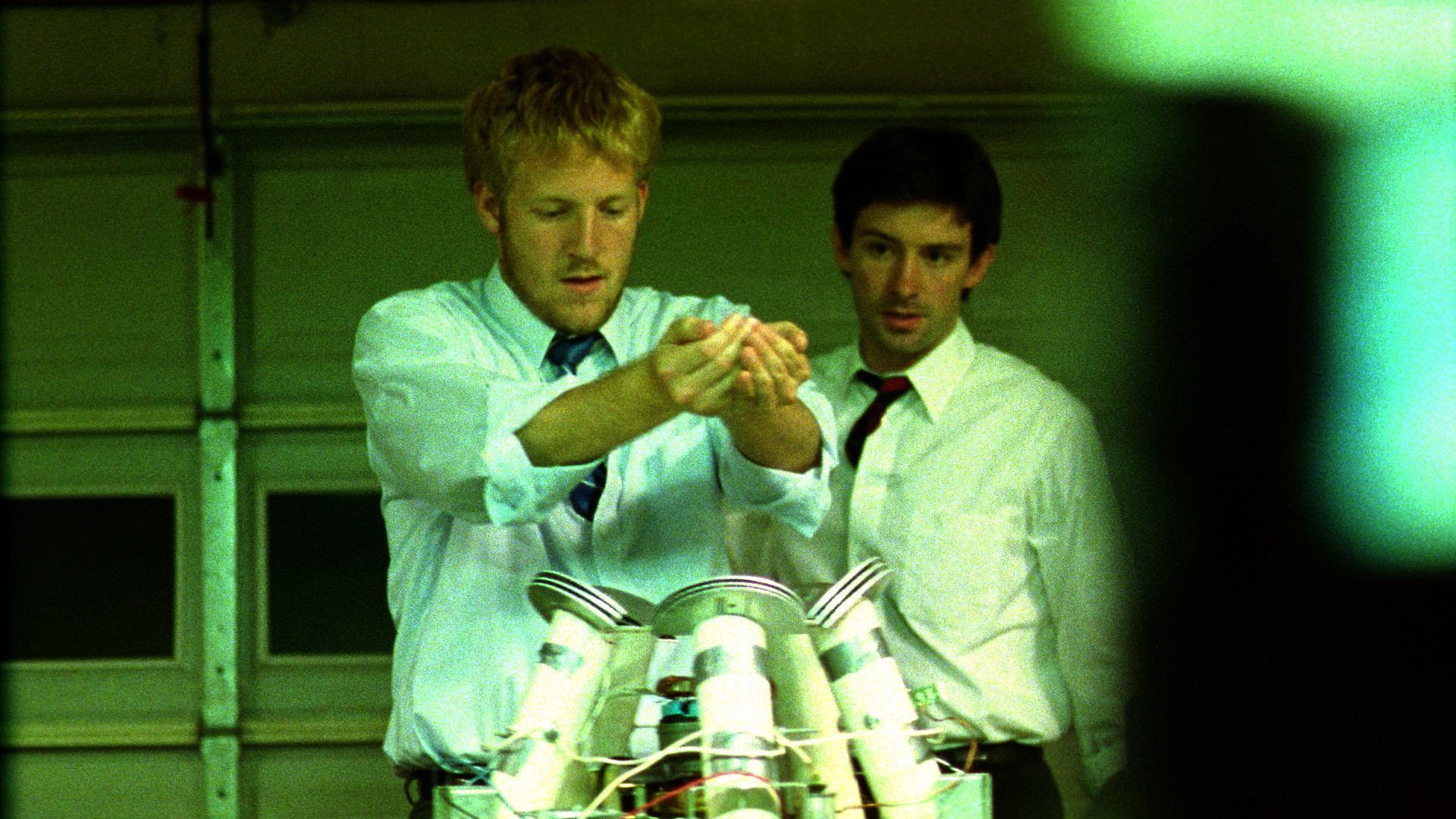 Still of David Sullivan and Shane Carruth in Primer (2004)