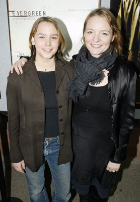 Cara Seymour and Addie Land at event of Evergreen (2004)