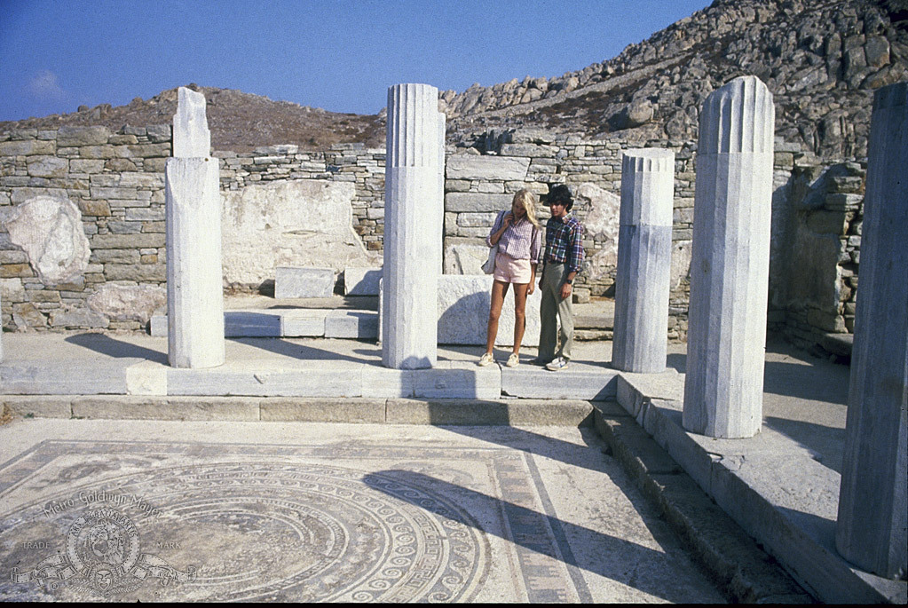 Still of Daryl Hannah and Peter Gallagher in Summer Lovers (1982)