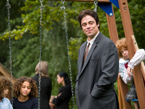 Still of Benicio Del Toro and Alexis Llewellyn in Things We Lost in the Fire (2007)