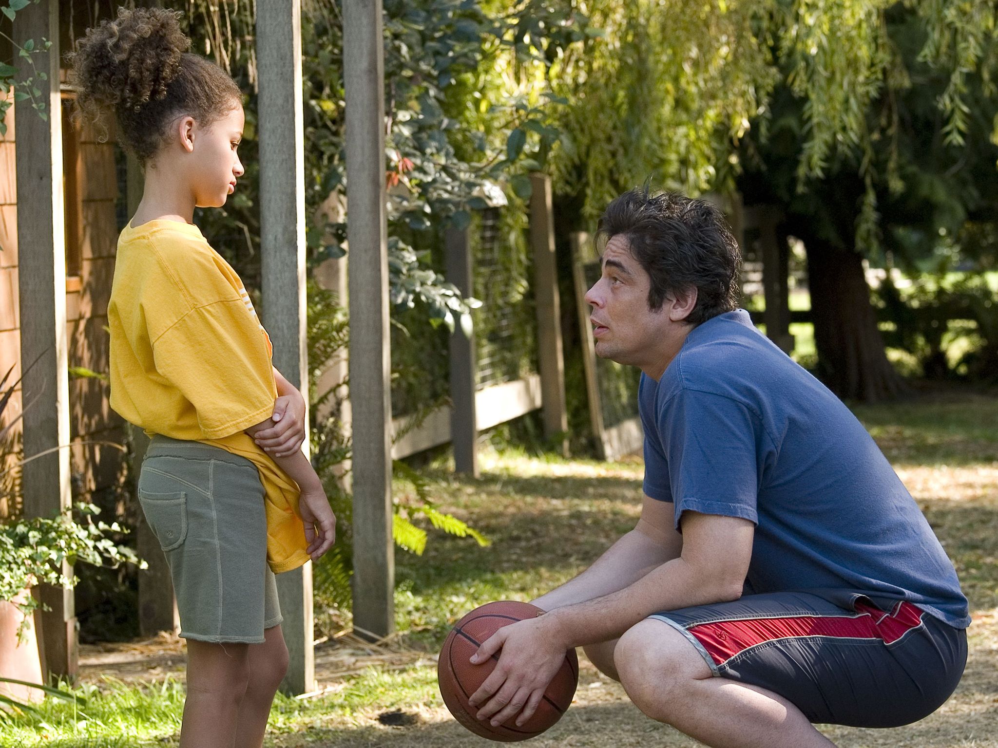 Still of Benicio Del Toro and Alexis Llewellyn in Things We Lost in the Fire (2007)