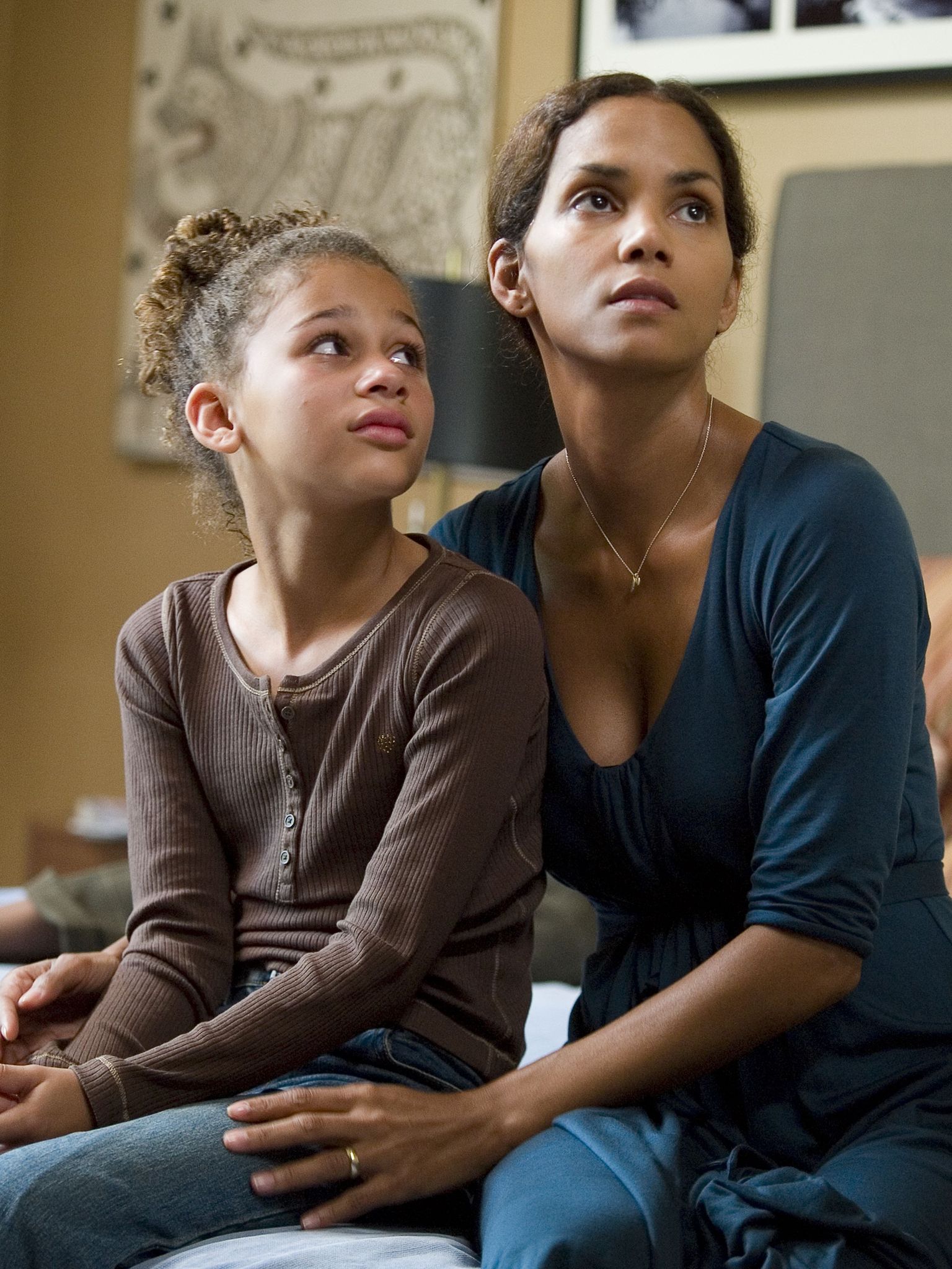 Still of Halle Berry and Alexis Llewellyn in Things We Lost in the Fire (2007)