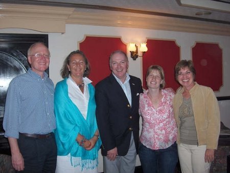 On March 1st, 2006, Ronnie sang for the Dutch club at the Dubai Country Club, in Dubai. Here he is with on his Left the Consul Generaal of the Netherlands Mr. Bart Twaalfhoven and his wife. On the other side Mrs. Gea Veenstra and Mrs Marion Holwerda, both from the Dutch Club.