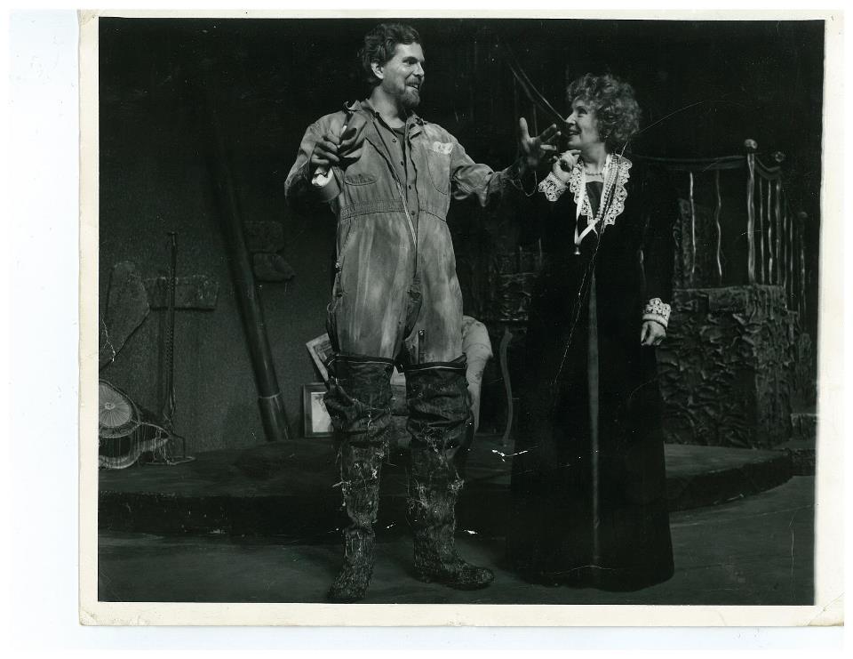 Still of Lilia Skala and Joel Lane Hudgins in The Madwoman of Chaillot (1977)