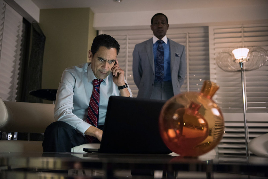 Still of Wesley Snipes and José Zúñiga in The Player (2015)