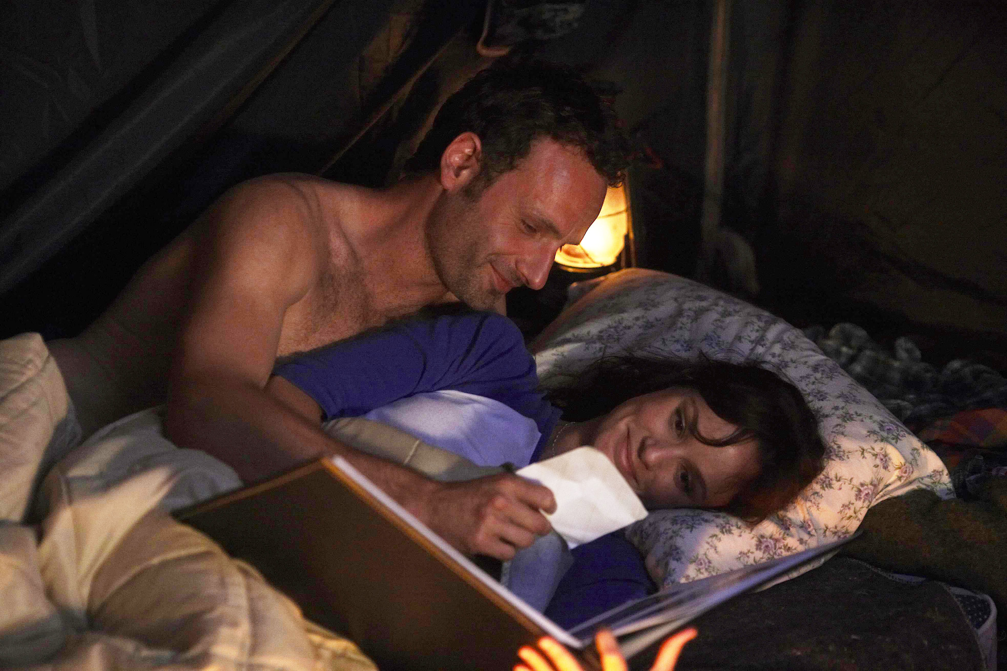 Still of Andrew Lincoln and Sarah Wayne Callies in Vaiksciojantys negyveliai (2010)