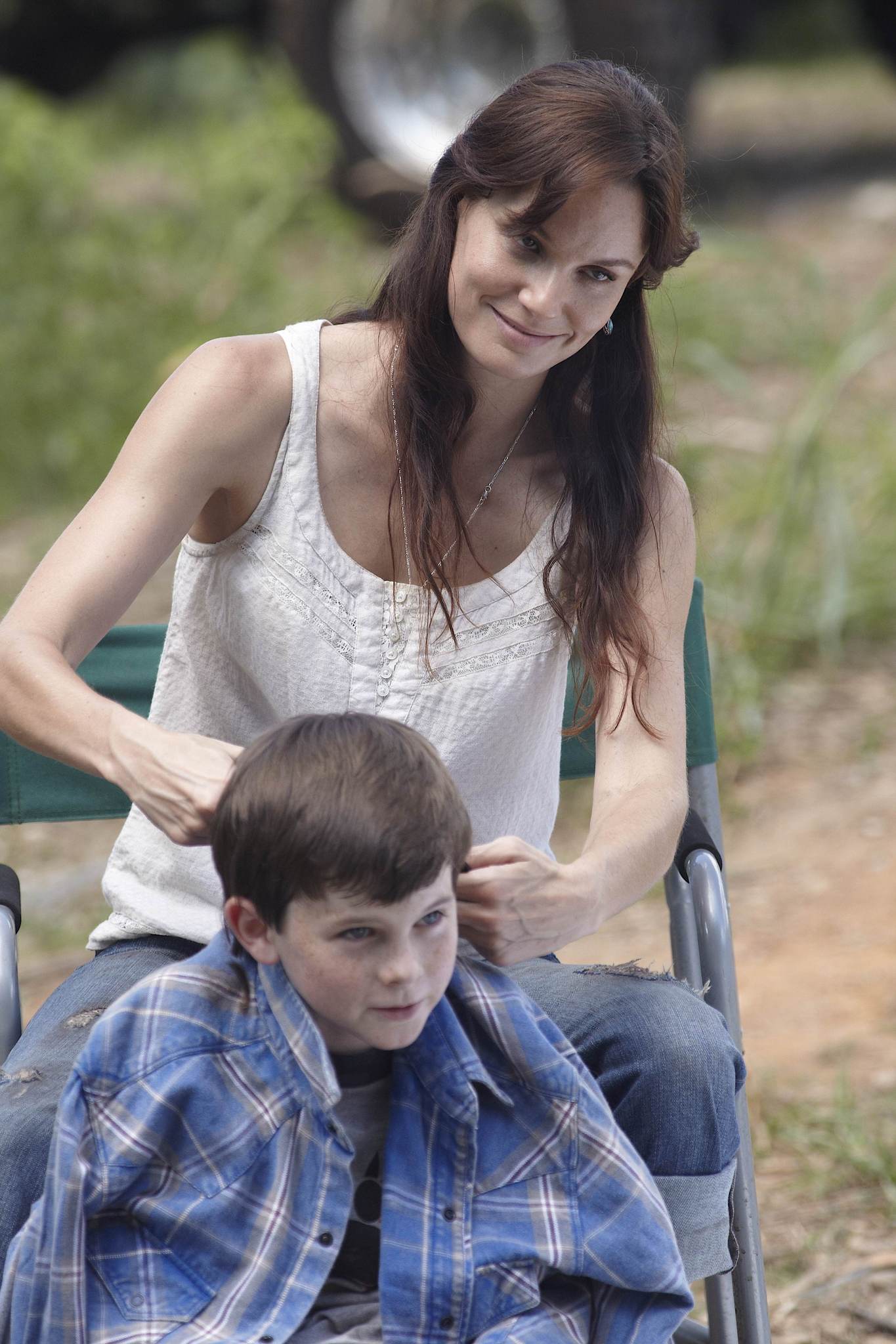 Still of Sarah Wayne Callies and Chandler Riggs in Vaiksciojantys negyveliai (2010)