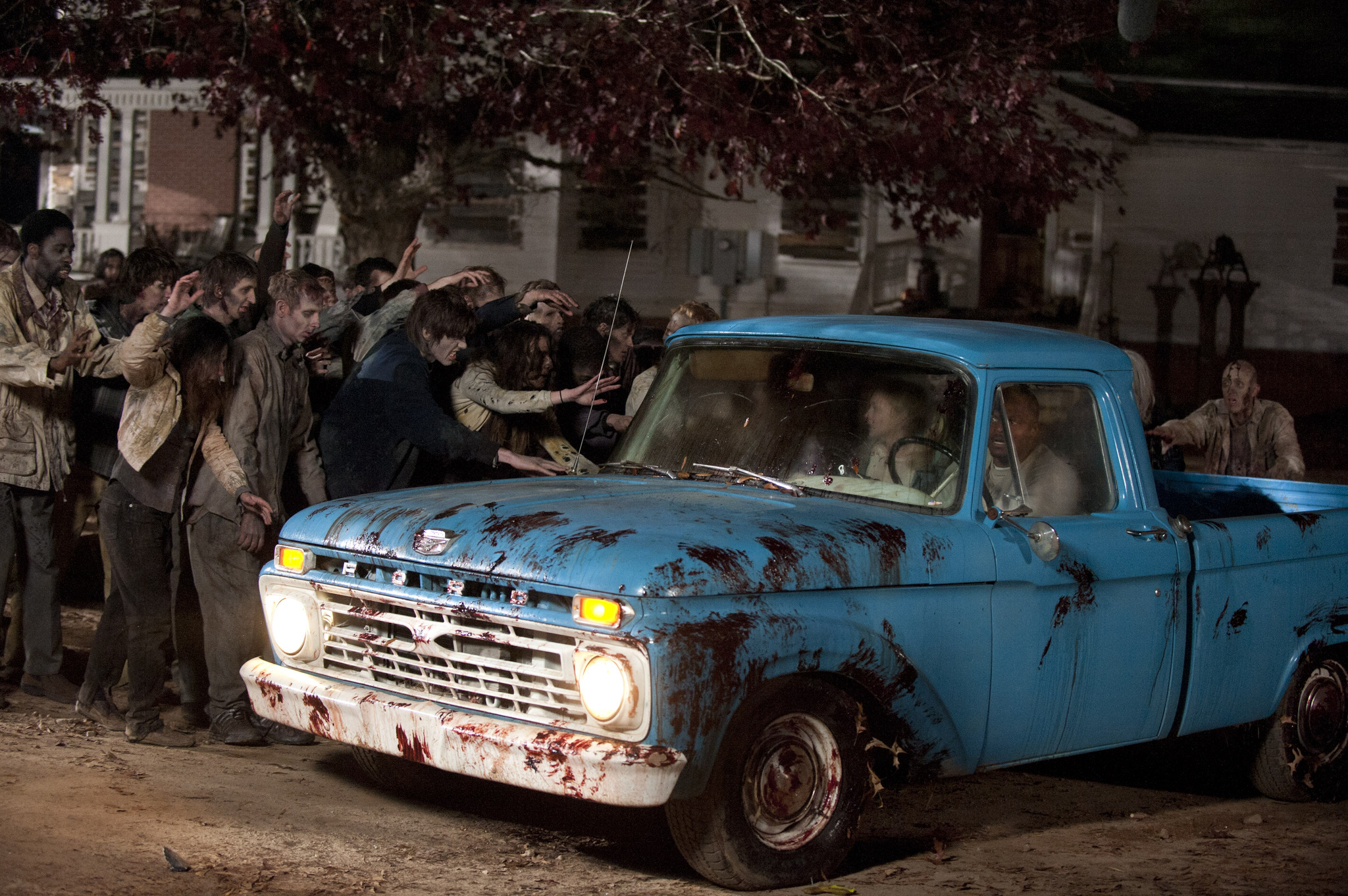 Still of Sarah Wayne Callies, Irone Singleton and Emily Kinney in Vaiksciojantys negyveliai (2010)