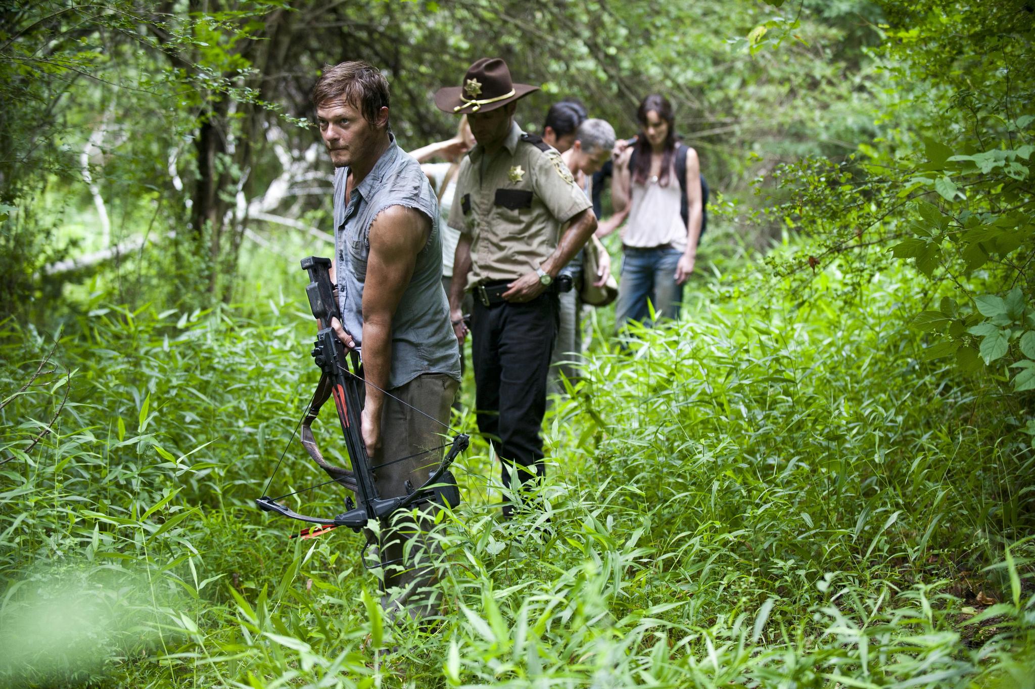 Still of Norman Reedus, Andrew Lincoln, Melissa McBride, Sarah Wayne Callies and Steven Yeun in Vaiksciojantys negyveliai (2010)