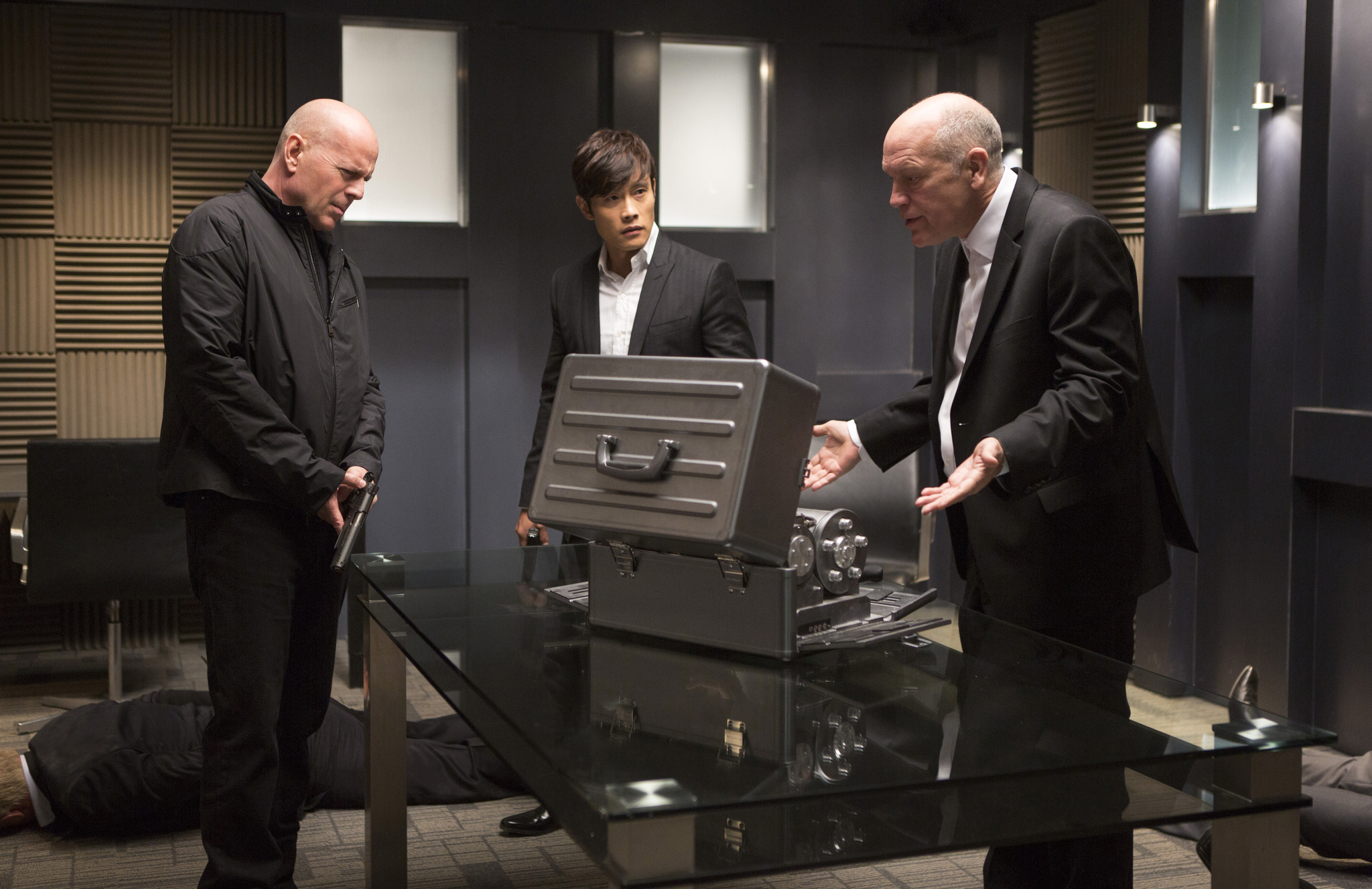 Still of Bruce Willis, John Malkovich and Hun Lee in Rizikinga Erzinti Diedukus 2 (2013)