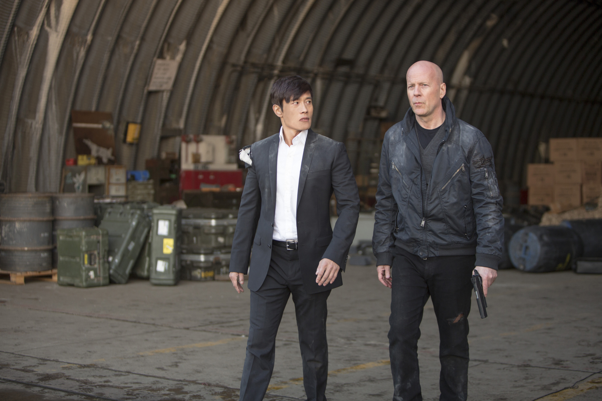 Still of Bruce Willis and Hun Lee in Rizikinga Erzinti Diedukus 2 (2013)