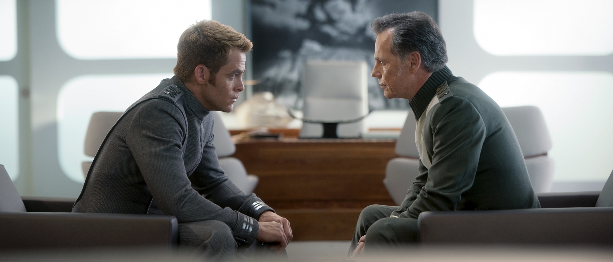 Still of Bruce Greenwood and Chris Pine in Tolyn i tamsa. Zvaigzdziu kelias (2013)