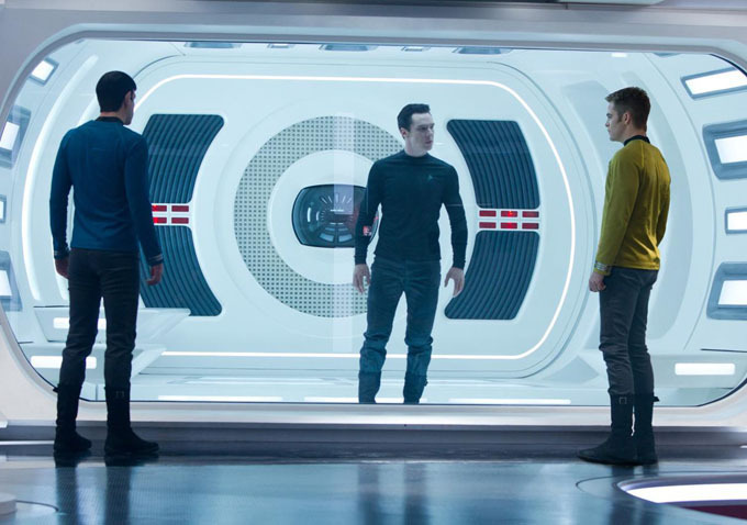 Still of Zachary Quinto, Benedict Cumberbatch and Chris Pine in Tolyn i tamsa. Zvaigzdziu kelias (2013)