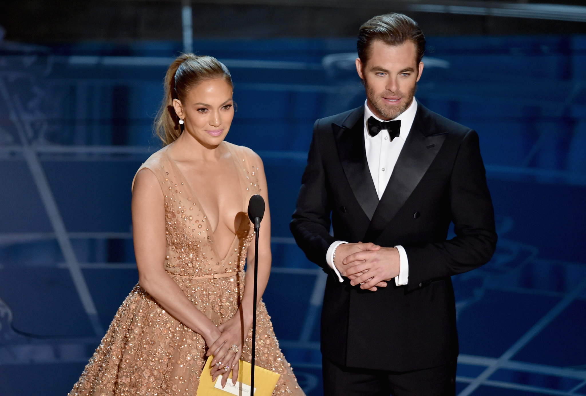 Jennifer Lopez and Chris Pine at event of The Oscars (2015)