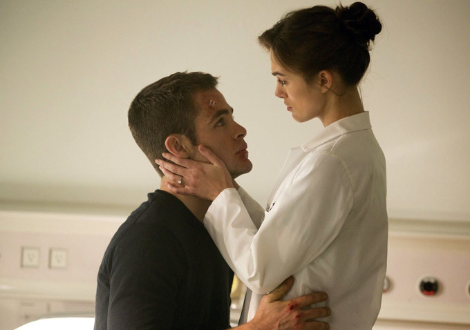 Still of Keira Knightley and Chris Pine in Dzekas Rajanas: seseliu uzverbuotas (2014)