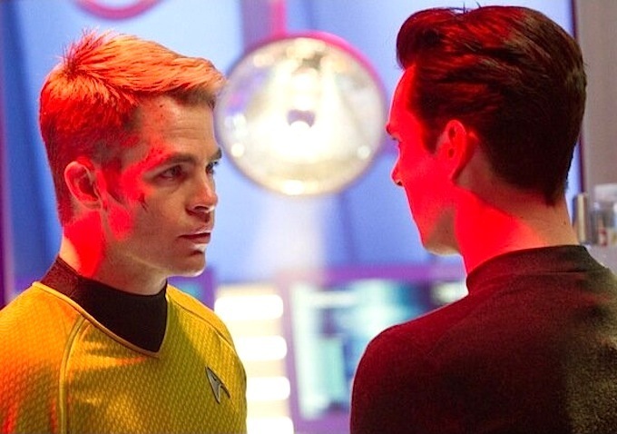 Still of Benedict Cumberbatch and Chris Pine in Tolyn i tamsa. Zvaigzdziu kelias (2013)