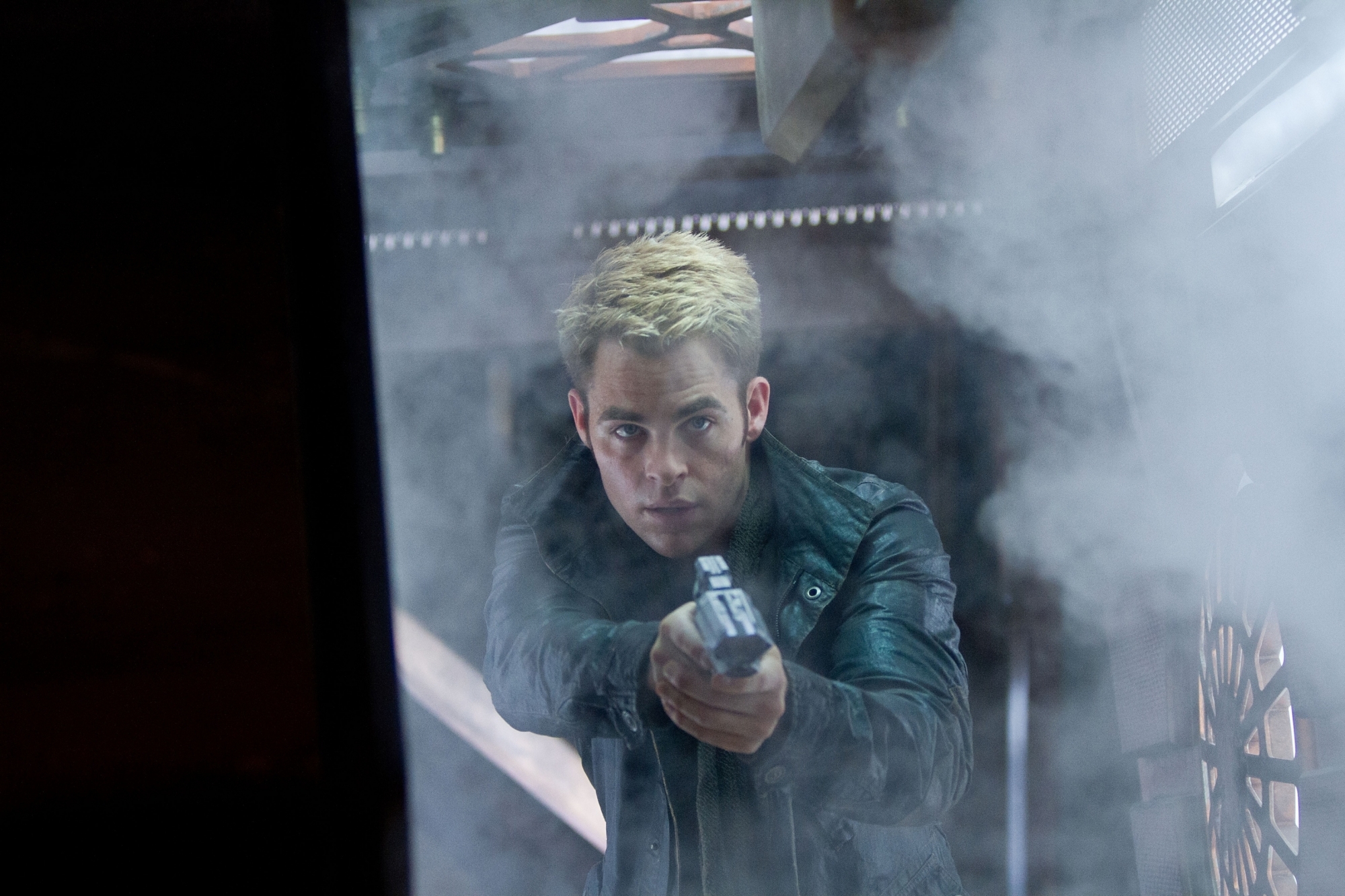 Still of Chris Pine in Tolyn i tamsa. Zvaigzdziu kelias (2013)