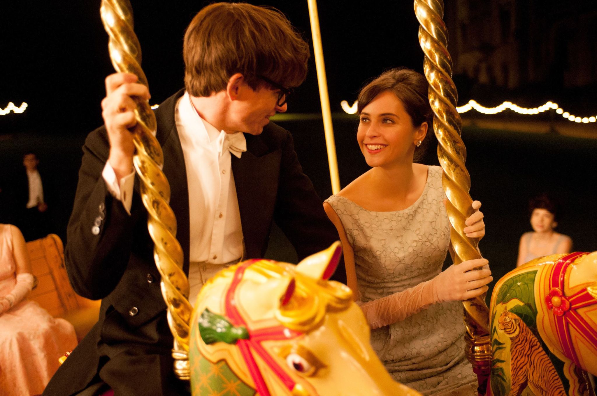 Still of Felicity Jones and Eddie Redmayne in Visko teorija (2014)