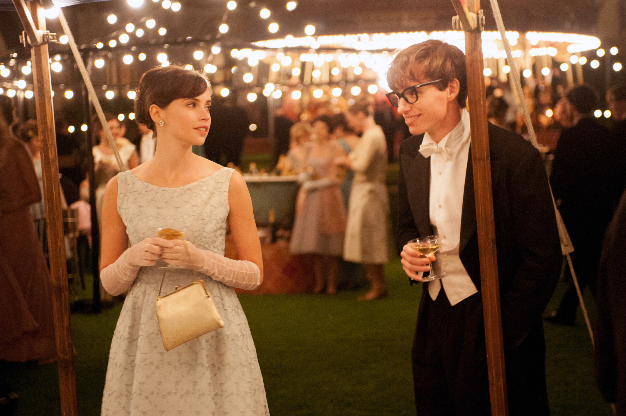 Still of Felicity Jones and Eddie Redmayne in Visko teorija (2014)