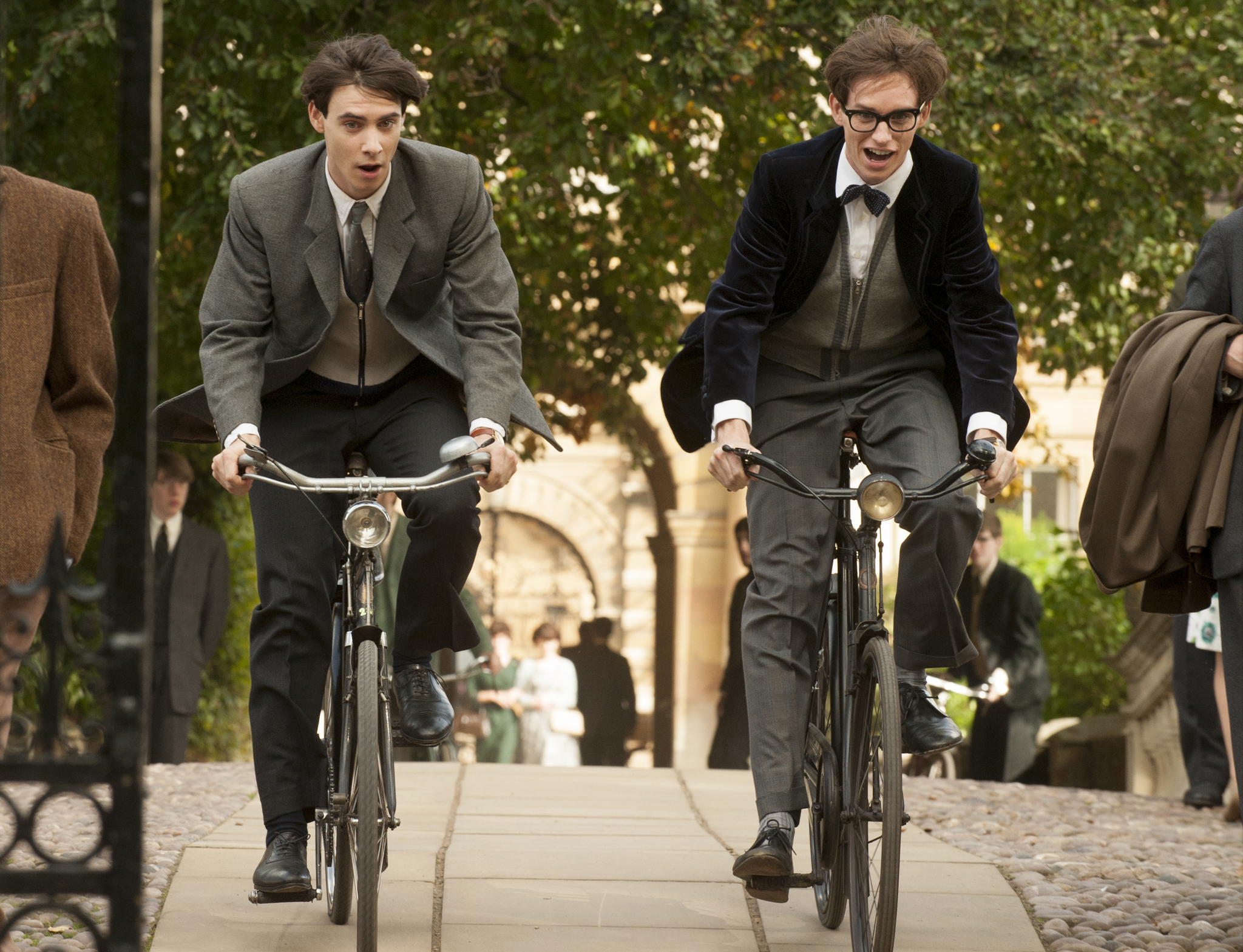 Still of Harry Lloyd and Eddie Redmayne in Visko teorija (2014)