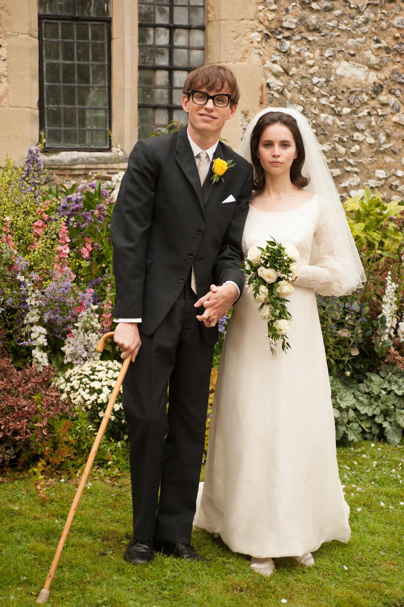 Still of Felicity Jones and Eddie Redmayne in Visko teorija (2014)