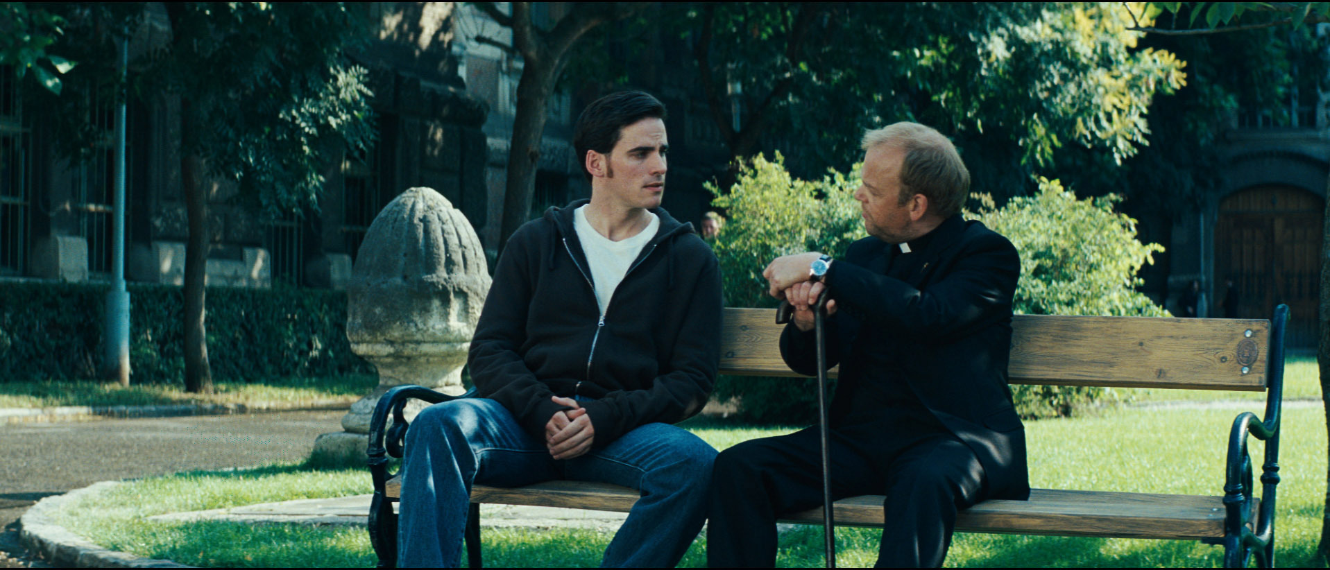 Still of Toby Jones and Colin O'Donoghue in Egzorcizmas (2011)