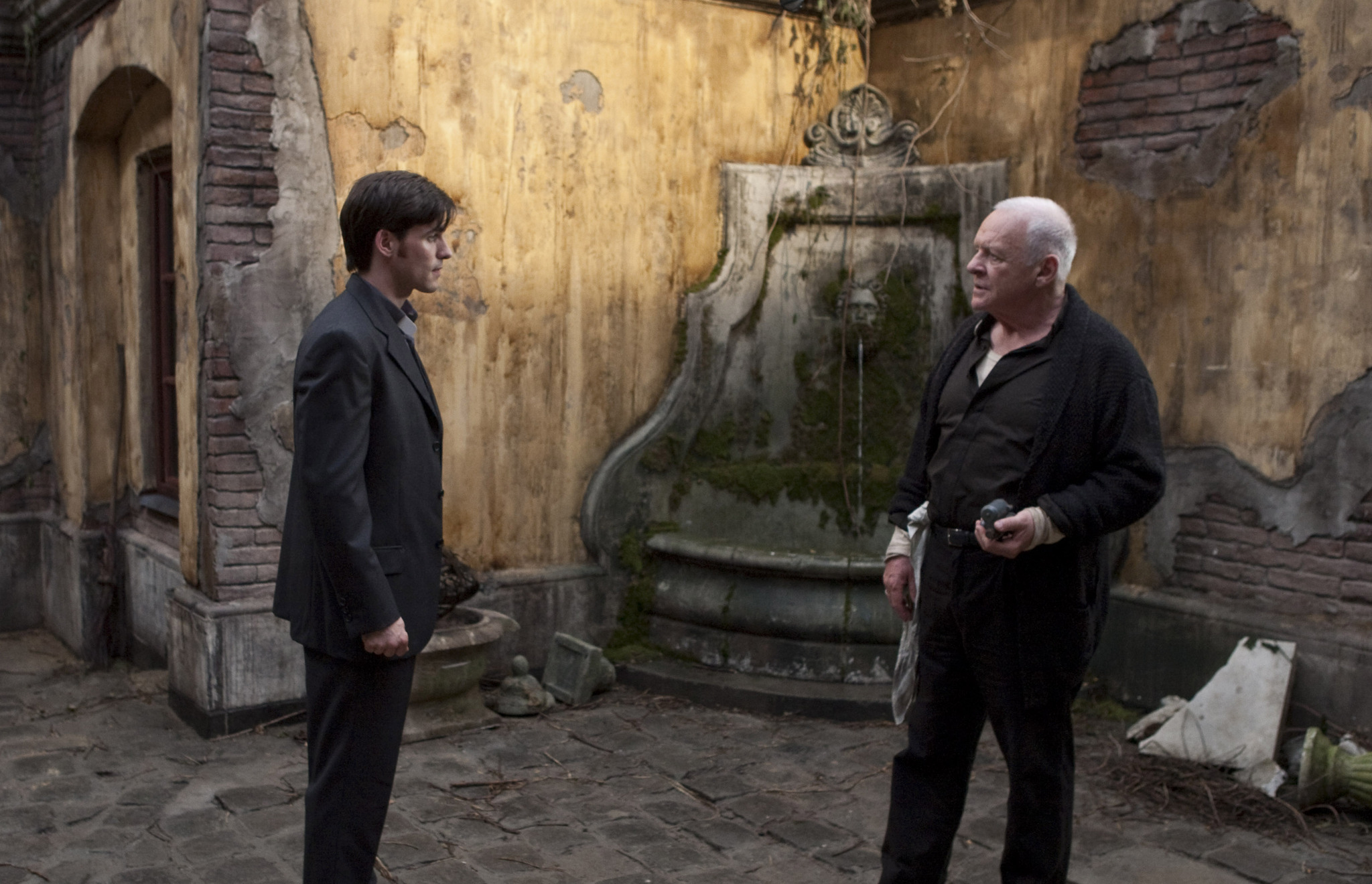 Still of Anthony Hopkins and Colin O'Donoghue in Egzorcizmas (2011)