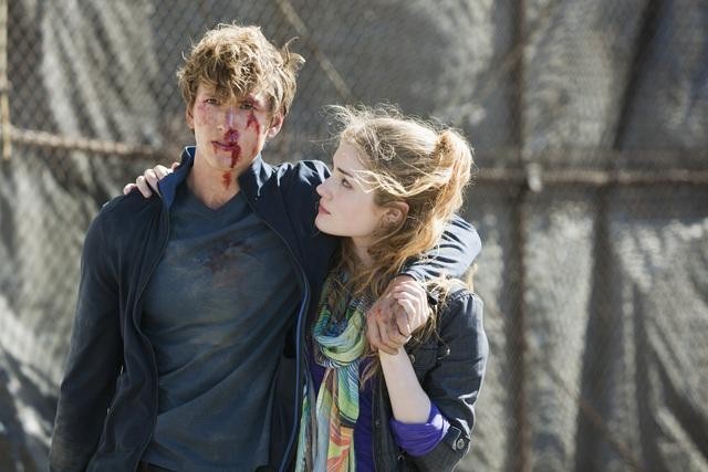 Still of Benjamin Stone and Skyler Samuels in The Nine Lives of Chloe King (2011)