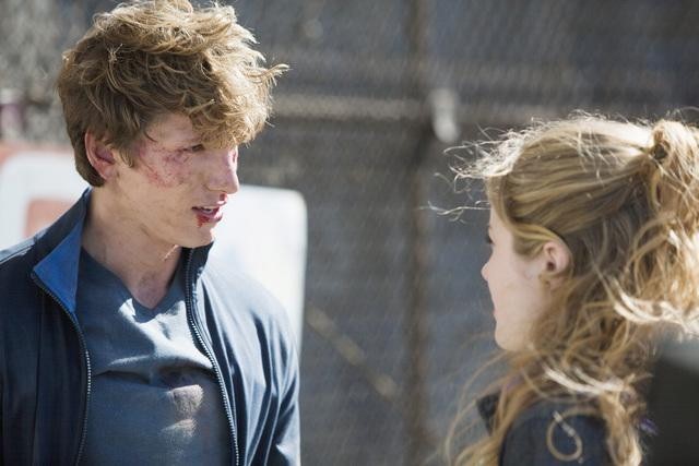 Still of Benjamin Stone and Skyler Samuels in The Nine Lives of Chloe King (2011)