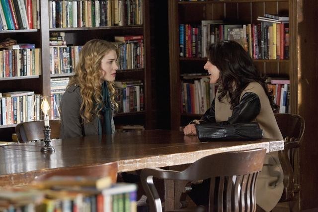 Still of Alicia Coppola and Skyler Samuels in The Nine Lives of Chloe King (2011)