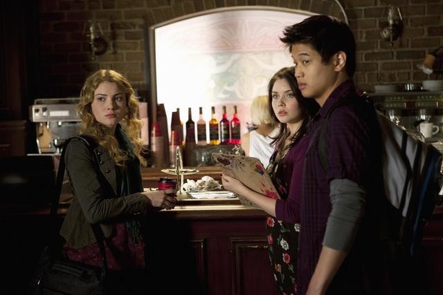 Still of Skyler Samuels, Ki Hong Lee and Grace Phipps in The Nine Lives of Chloe King (2011)