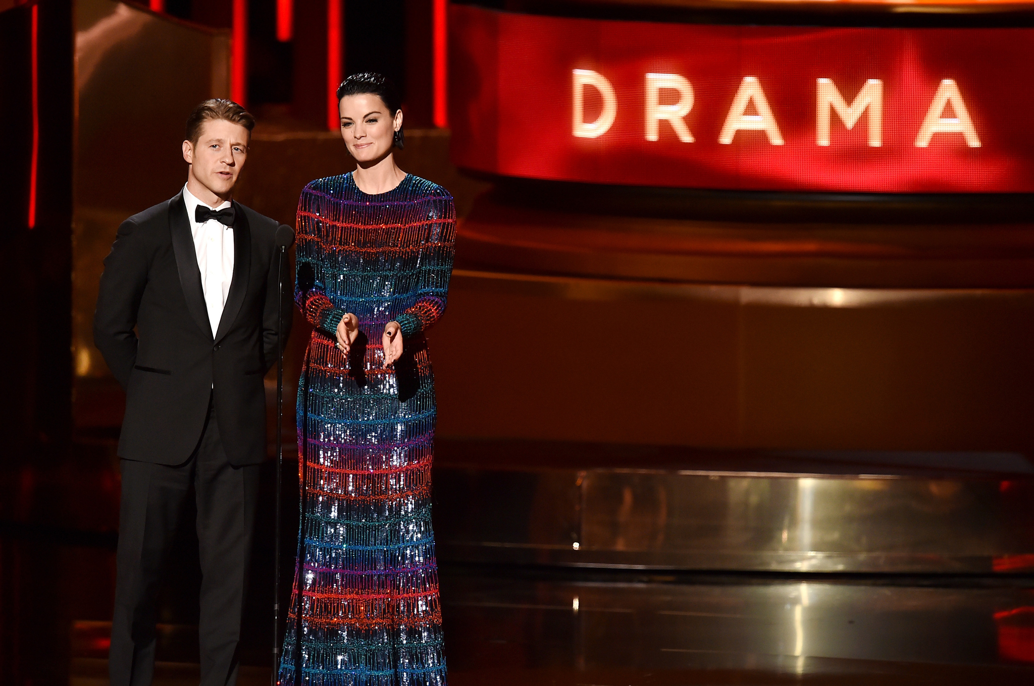 Jaimie Alexander and Benjamin McKenzie at event of The 67th Primetime Emmy Awards (2015)