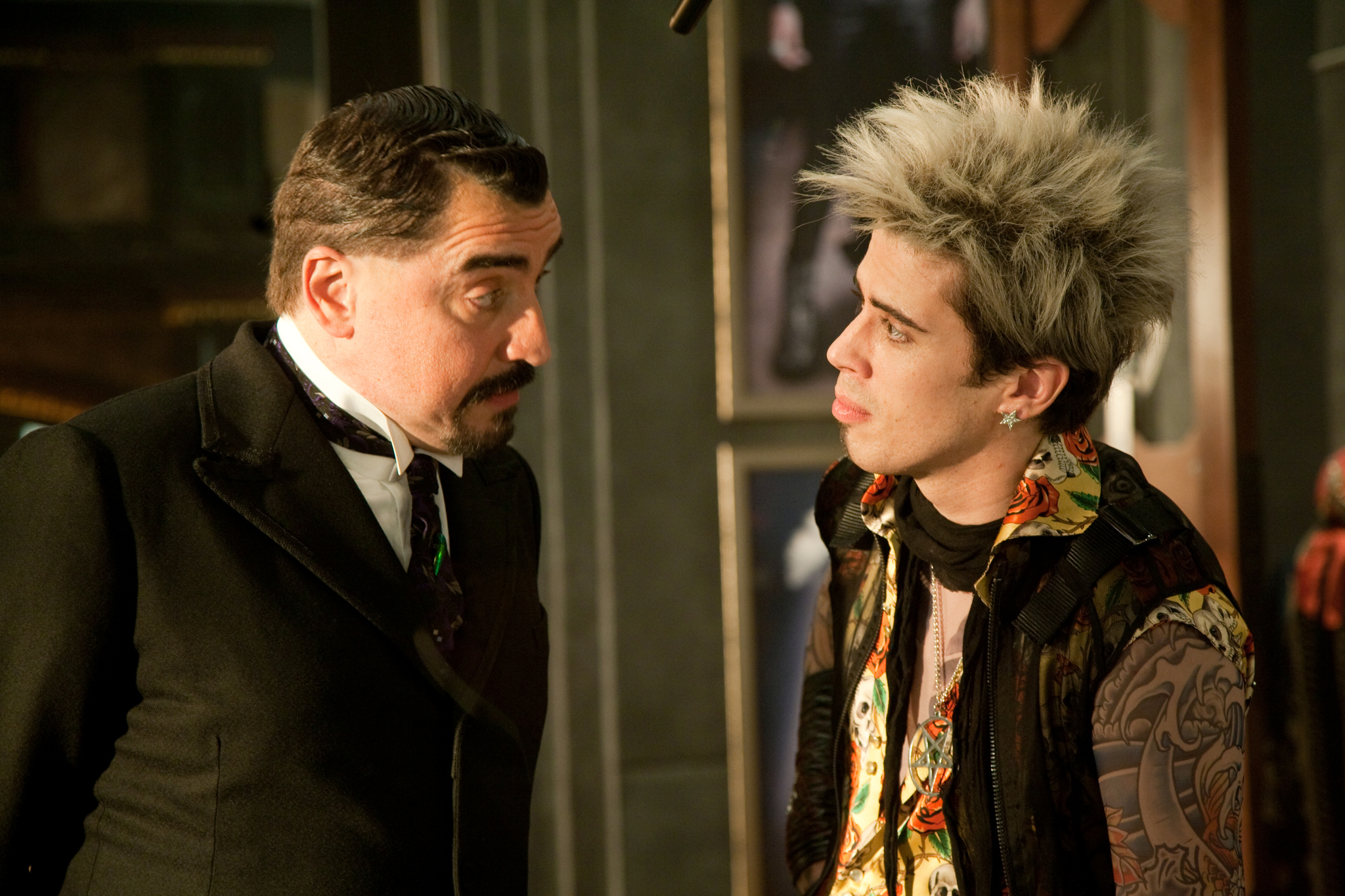 Still of Alfred Molina and Toby Kebbell in Burtininko mokinys (2010)